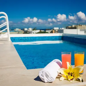 The Hybrid * Playa del Carmen