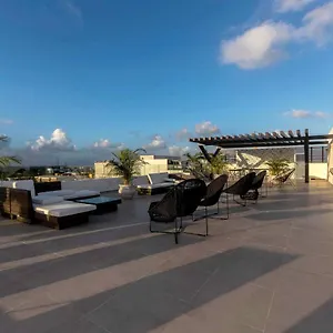 Holiday home One Br Great Location, Large Roof Pool With Beautiful Views, Gym Included!