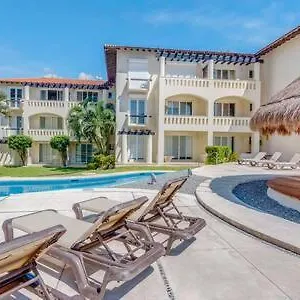 Apartment Pool, Gazebo, Parking, 2 Blocks To Beach & 5th Ave