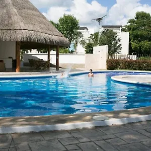 Great Cheerful 2 Bedroom House With Pool And