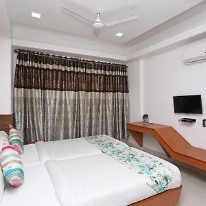 Oyo Grand Nishat Hotel