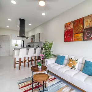 Stylish 2 Bedroom With Balcony, Rooftop Pool, Hottub Holiday home *