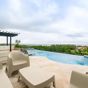 Holiday home Chic Studio, Oceanview Roof Pool, Balcony, Gym *
