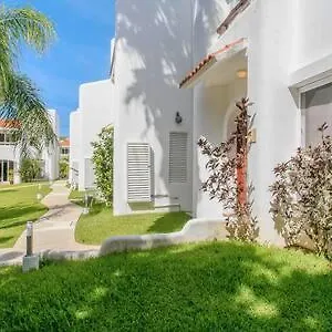 Holiday home Ideal Family & Friend Trip, Gated Area With Pool Onsite *