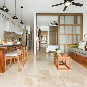 Stylish Condo, Location & Impressive Pools Apartment *